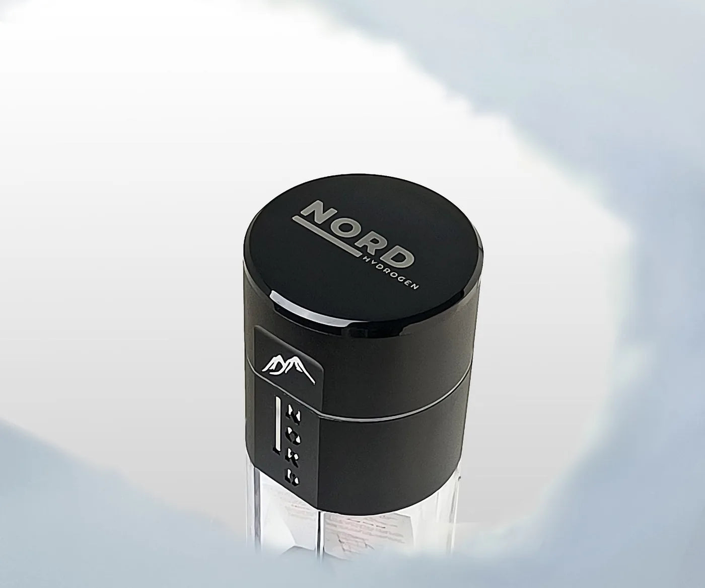 Nord Hydrogen Bottle ulkona kädessä
